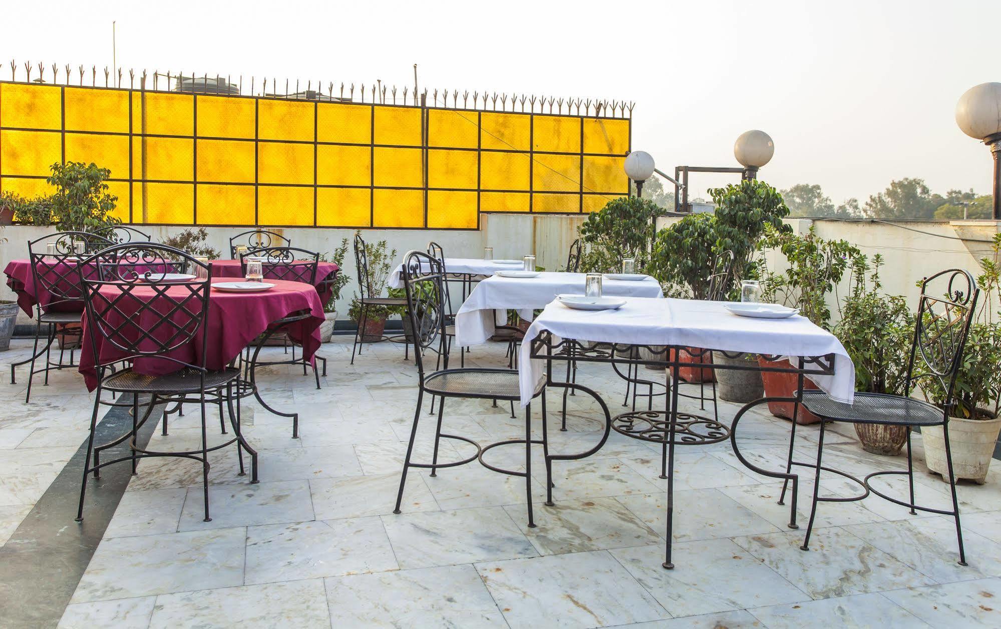 Hotel Sunstar Residency Delhi  Eksteriør bilde